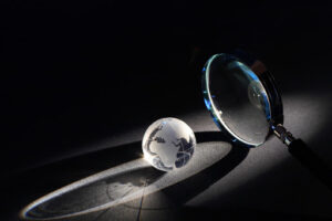 investigazioni private milano - lente di ingrandimento che inquadra un globo di cristallo